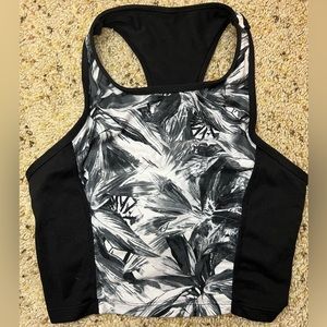Betsey Johnson Black/White Sleeveless
Workout Crop Top/Razorback Sports Bra sz.S